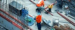 Trabalhadores da construção civil em canteiro de obras no Brasil