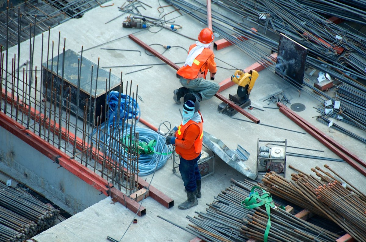 Trabalhadores da construção civil em canteiro de obras no Brasil